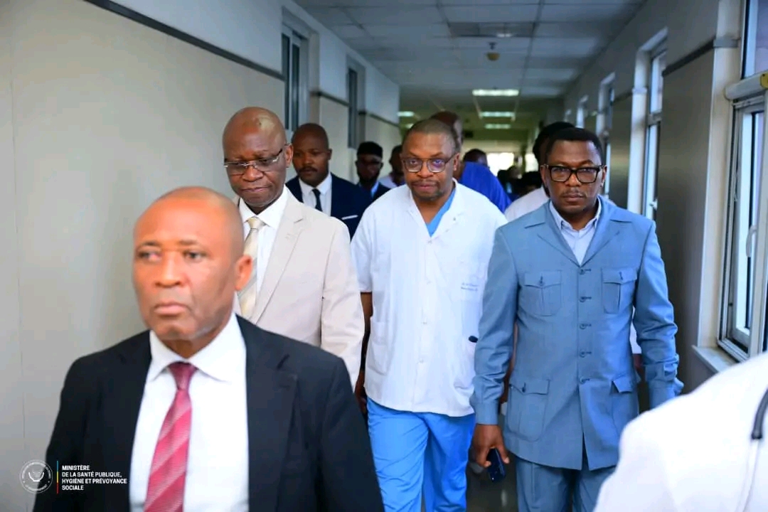 Le ministre Dr Roger Kamba effectue une visite d'évaluation  au centre hospitalier du cinquantenaire et  salue les efforts des agents