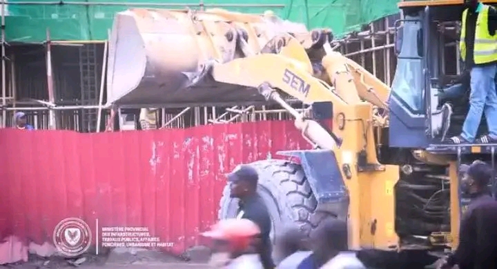 Kinshasa : démolition d'une clôture non conforme sur le chantier de la cité de chine