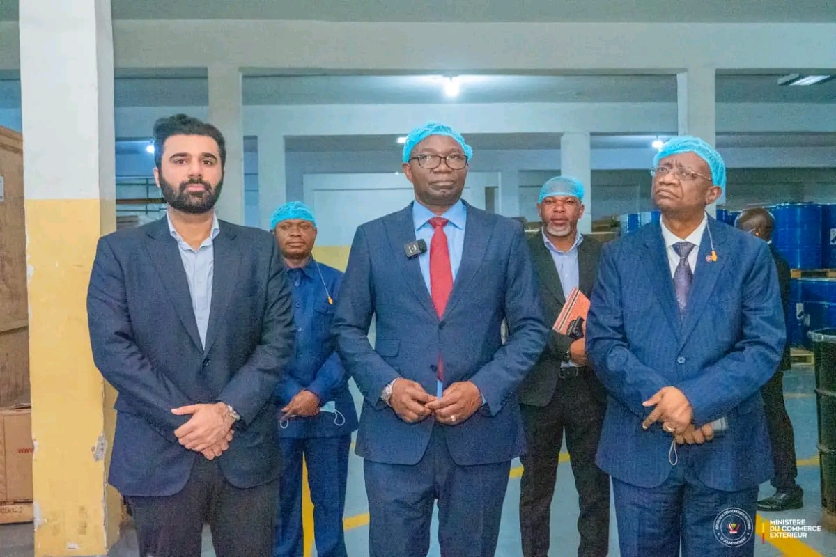 Le Ministre Julien Paluku est descendu à l’usine de fabrication des bouchons et seringues et Annoncé la signature d’un arrêté sur la restriction temporaire d’importation des seringues et bouchons